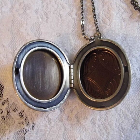 Valentine’s Owl Locket Box Pill Photo Necklace Cameo gift mom grandma daughter - Picture 5 of 5